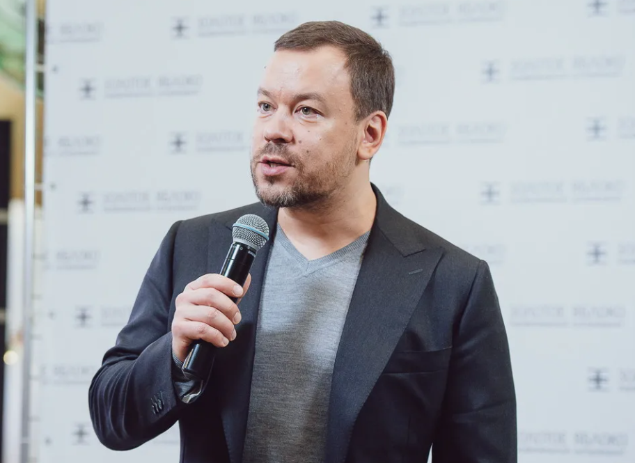 The owners of the Golden Apple are still fruits… The owners of the Golden Apple are still fruits…